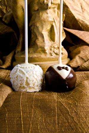 mini_bride_and_groom_salt_and_pepper_shakers