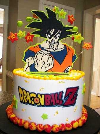 ... En este caso, la torta está decorada en todos sus bordes con glasé