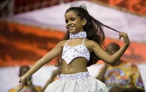 nina-bailando-samba