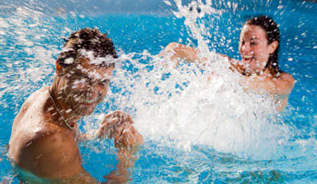 pareja-piscina