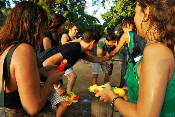 Jugar con agua en carnavales ¡Es lo máximo!